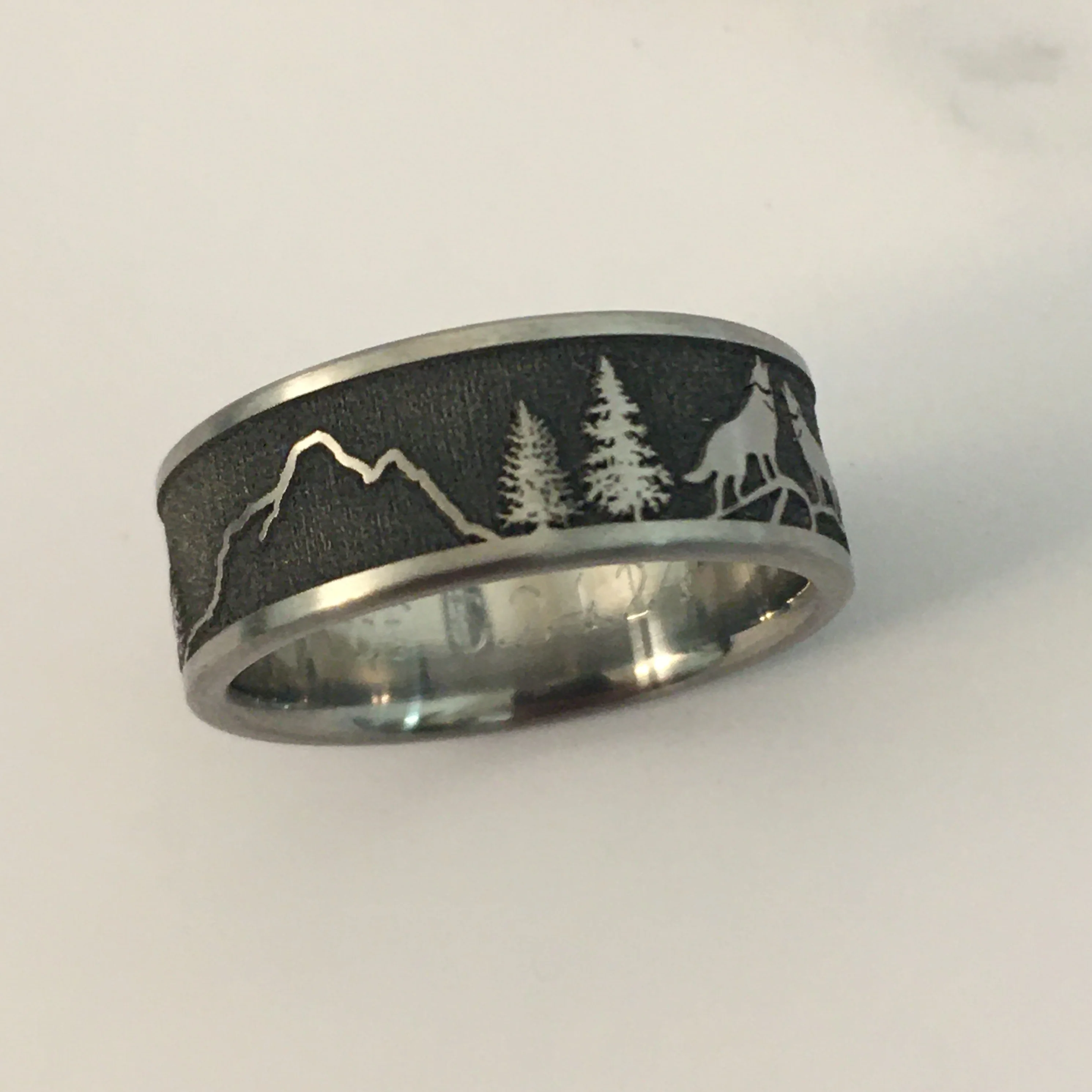 Wolf Scene Titanium Ring - Image 3