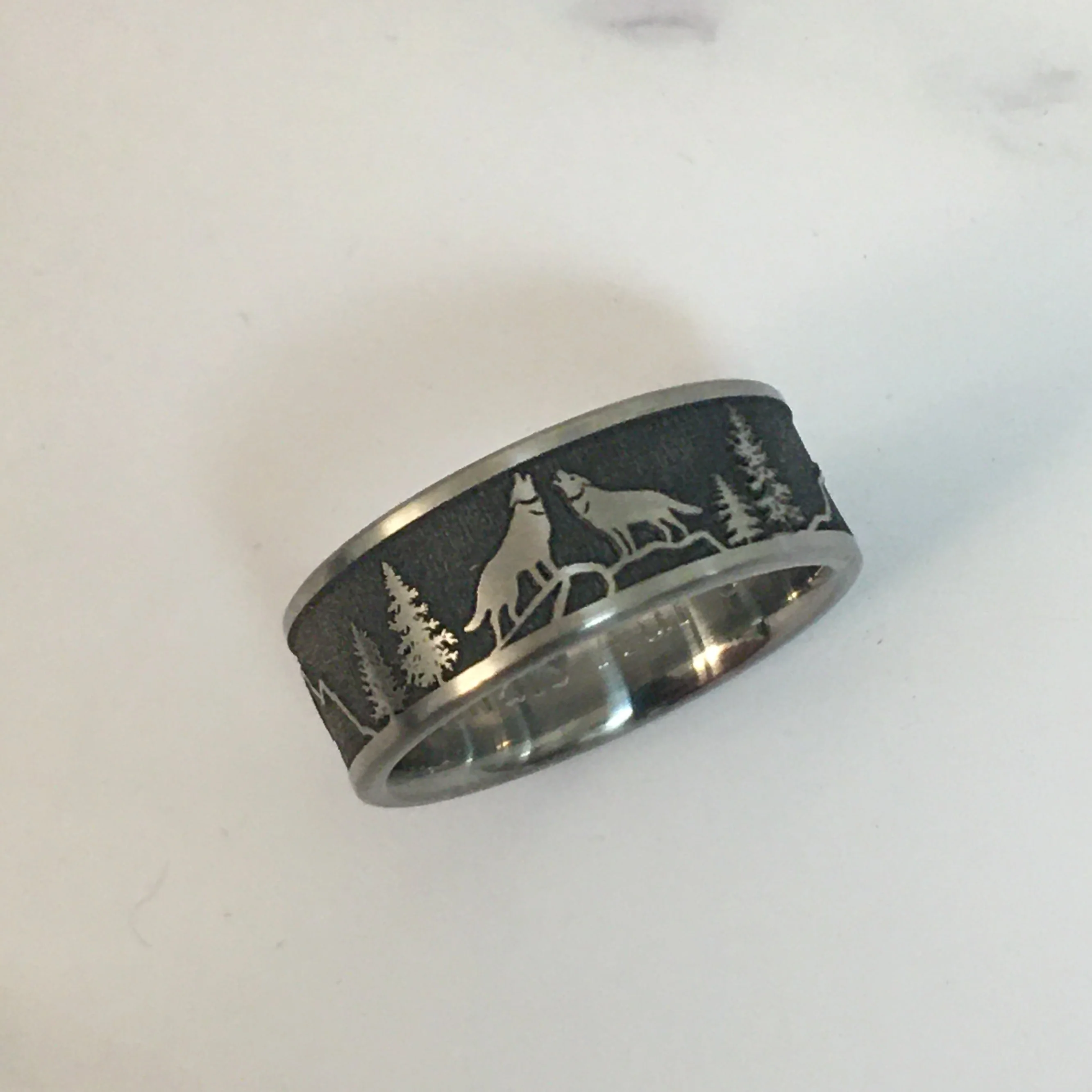 Wolf Scene Titanium Ring - Image 4