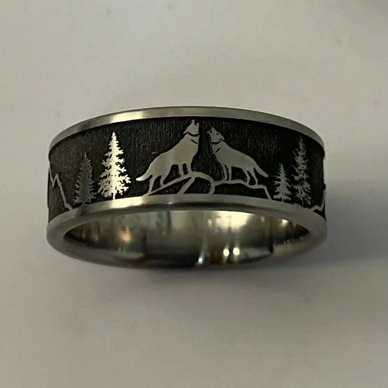 Wolf Scene Titanium Ring - Image 5